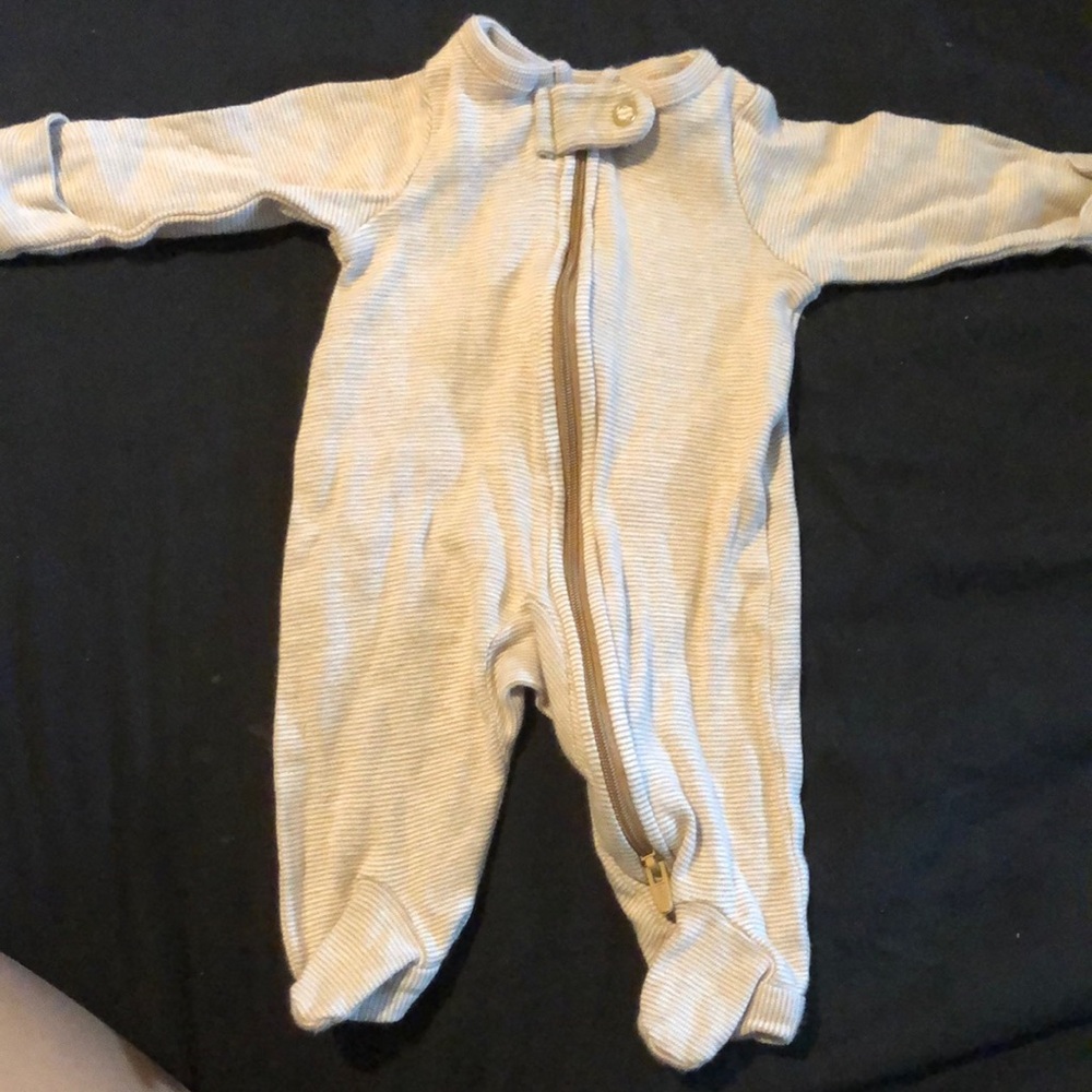 Im selling preemie clothes my baby is now 1 month i don’t need these clothes.